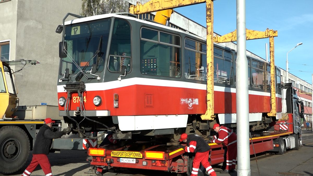 Darované pražské tramvaje a autobusy jedou na Ukrajinu